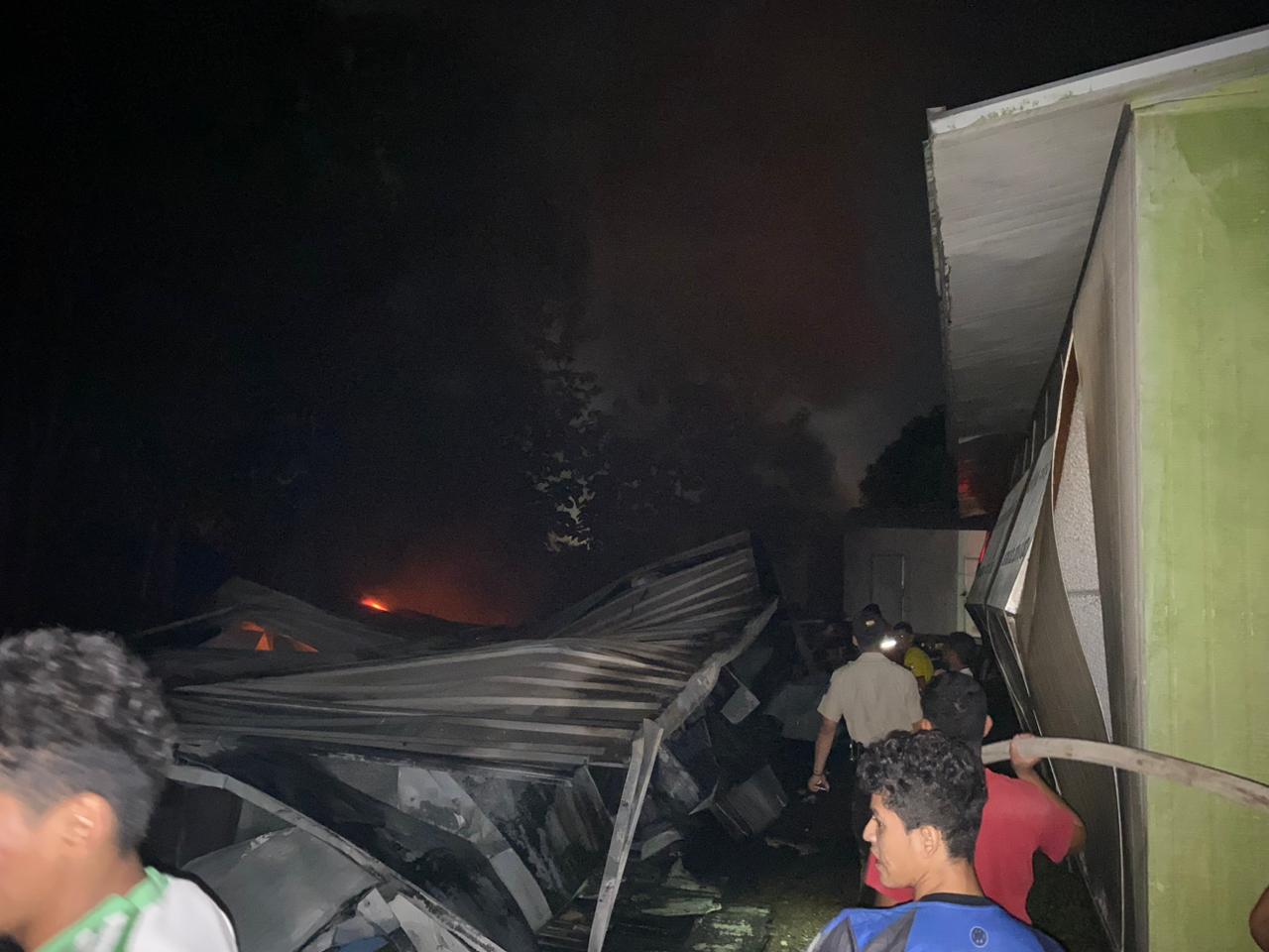 Incendio en unidad educativa Ventanas