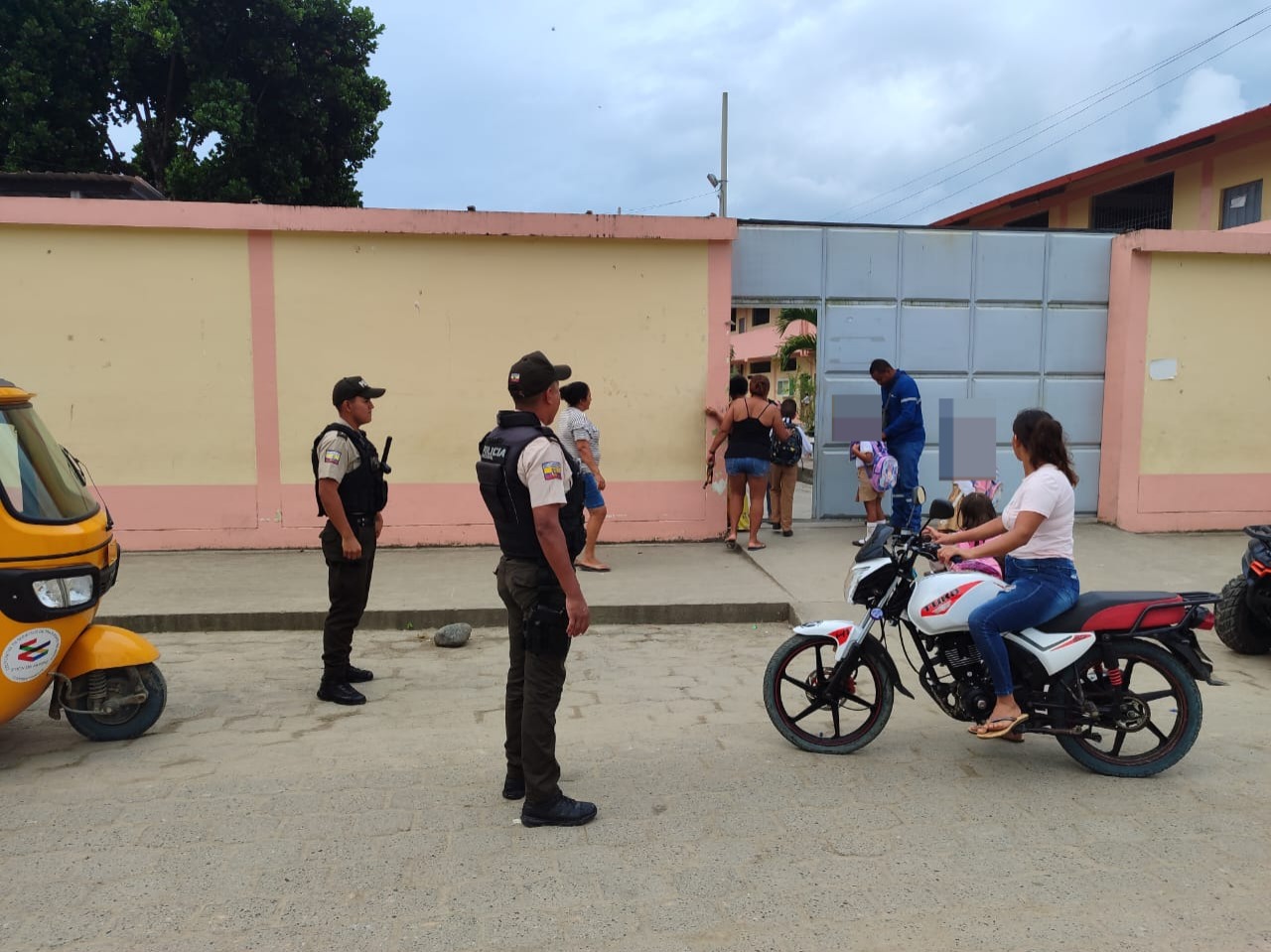 Policías custodian instituciones educativas que retornaron a las clases presenciales