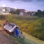 Un carro cayó a un canal de aguas lluvias en Portoviejo