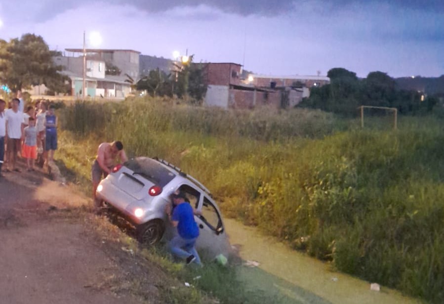 Un carro cayó a un canal de aguas lluvias en Portoviejo