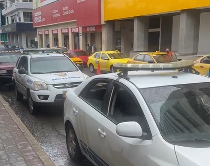 Tres supuestos sacapintas quedaron grabados en el momento en que huían en una motocicleta tras un robo.