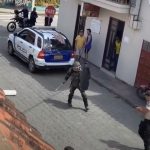 Hombre vestido como "samurái" quiso atacar a un policía en Loja