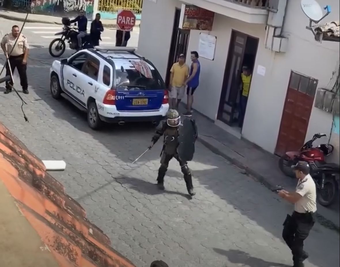 Hombre vestido como "samurái" quiso atacar a un policía en Loja