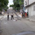 En medio de la calle quedó tirado un hombre tras recibir varios disparos en el barrio Jocay, de la ciudad de Manta.