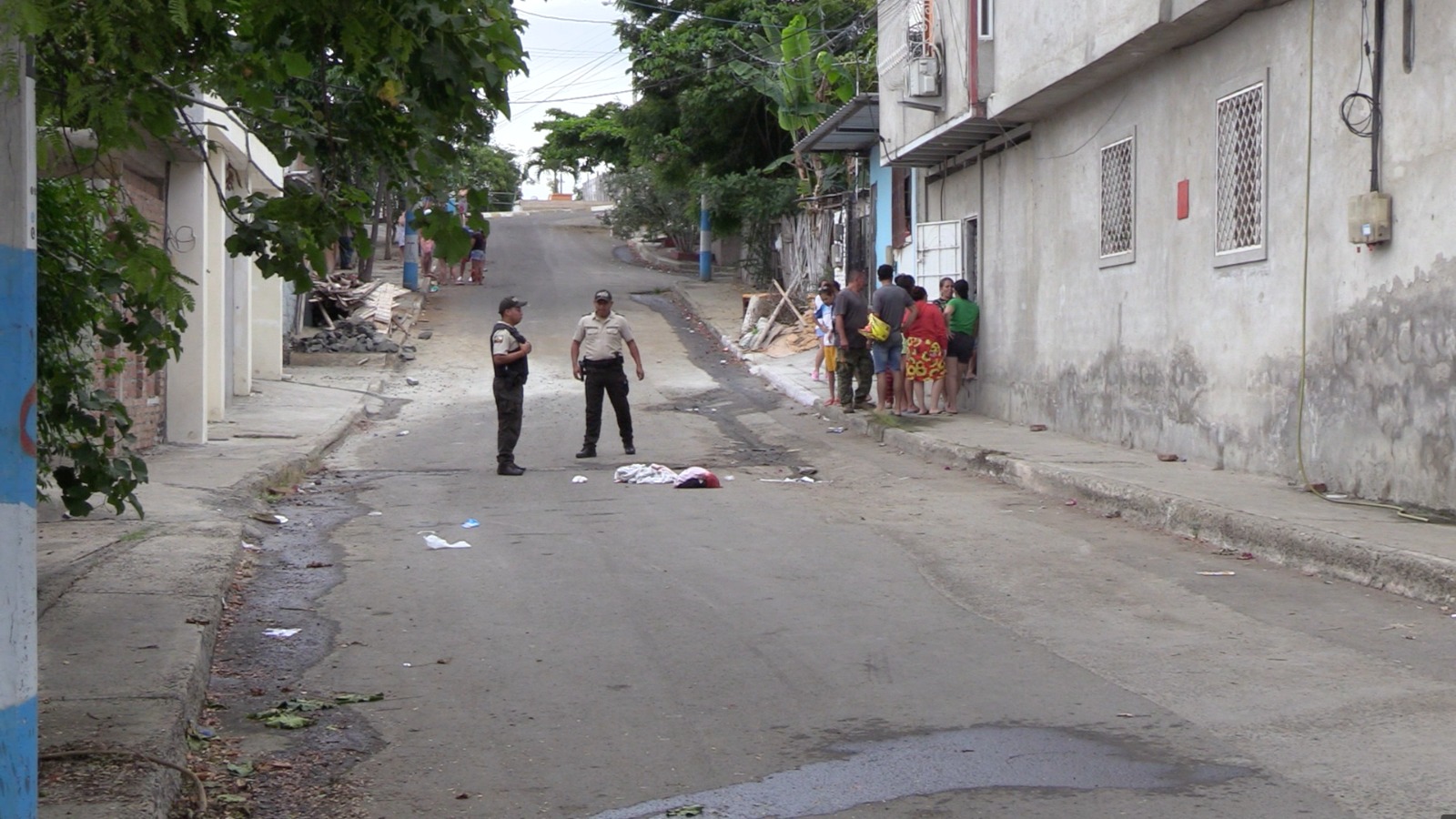 En medio de la calle quedó tirado un hombre tras recibir varios disparos en el barrio Jocay, de la ciudad de Manta.