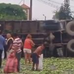 Personas saquean a un camión accidentado en Daule