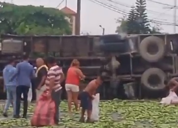 Personas saquean a un camión accidentado en Daule