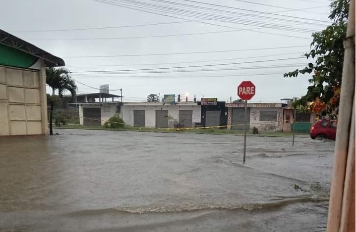Una fuerte lluvia que cayó sobre la zona norte de Manabí afectó a varios sectores urbanos y rurales de Pedernales.