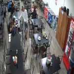 Grabados quedaron al menos cuatro delincuentes, quienes participaron del asalto a un local de venta de comida.