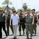 El presidente Daniel Noboa creó un bono para militares y policías por su trabajo en el marco del conflicto armado interno.