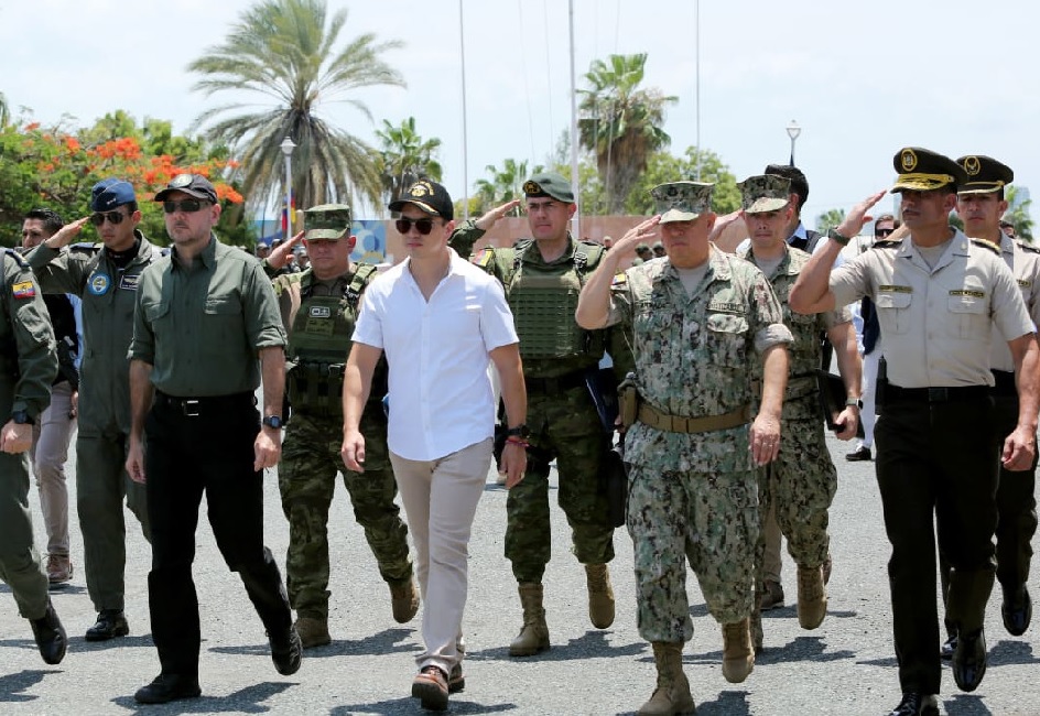 El presidente Daniel Noboa creó un bono para militares y policías por su trabajo en el marco del conflicto armado interno.