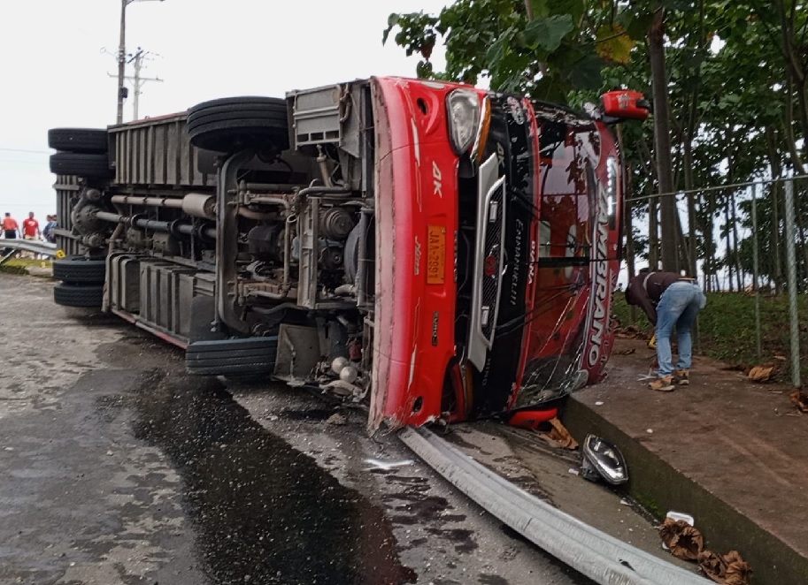 El paso lateral de El Carmen fue el escenario de un nuevo accidente de tránsito en el que se vio involucrado un bus  de pasajeros.