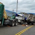 Los tres ocupantes de un automóvil resultaron heridos tras el vuelco de un camión cargado con diferentes productos.