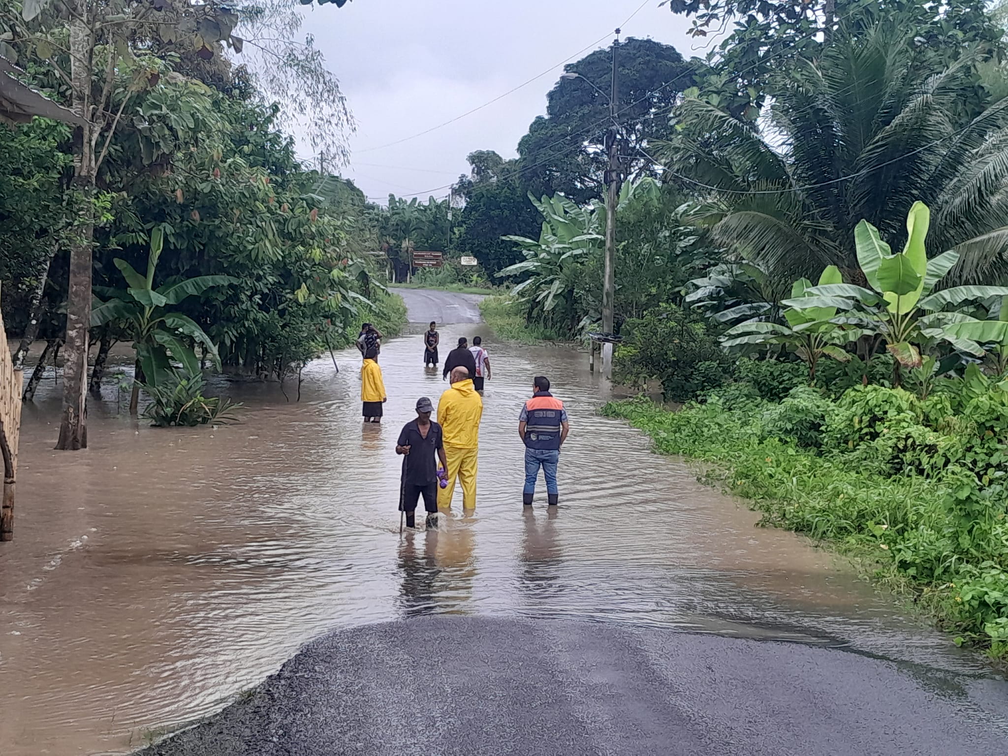 El desbordamiento del río Convento, en la parroquia del mismo nombre, causó afectaciones en más de 30 familias.