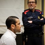 Hasta nueve años de cárcel podría enfrentar el futbolista brasileño Dani Alves, quien está detenido en España.