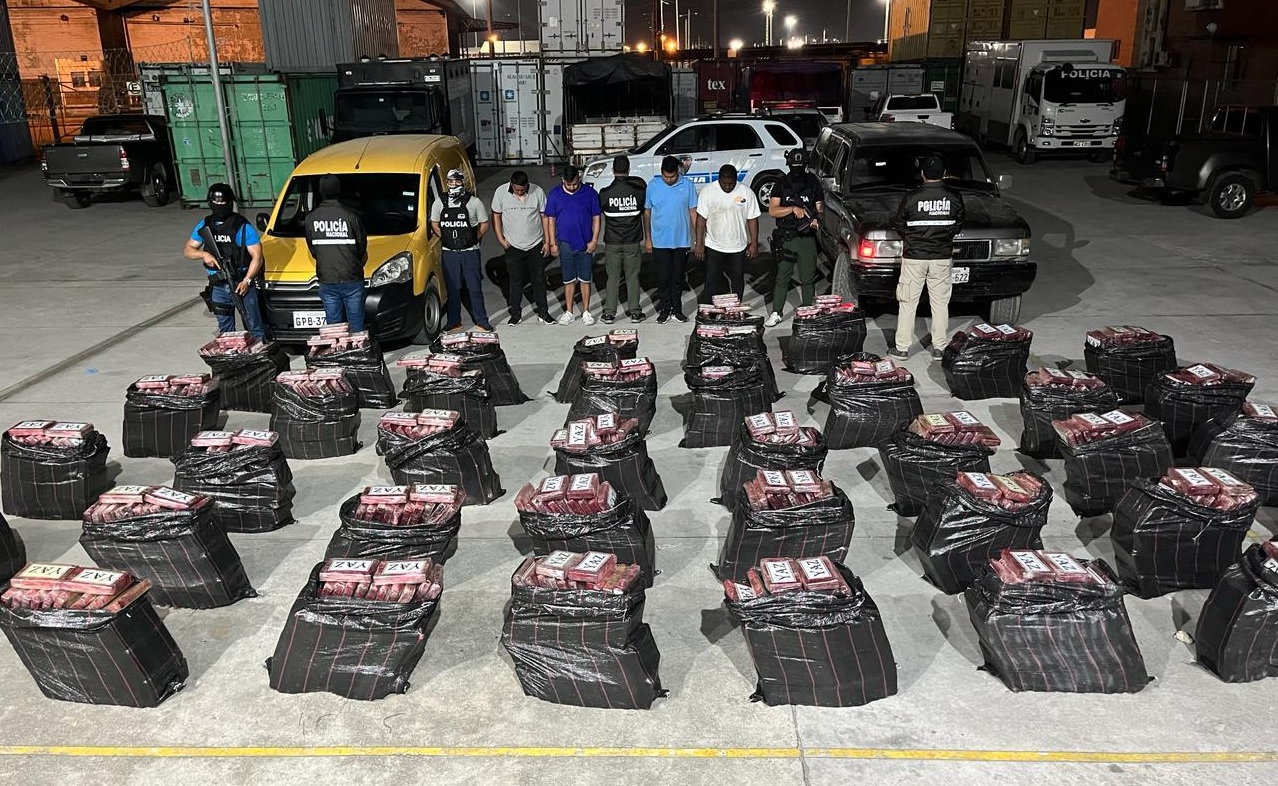 Dos toneladas y 400 kilos de droga se incautaron durante un operativo policial realizado en la ciudad de Guayaquil.