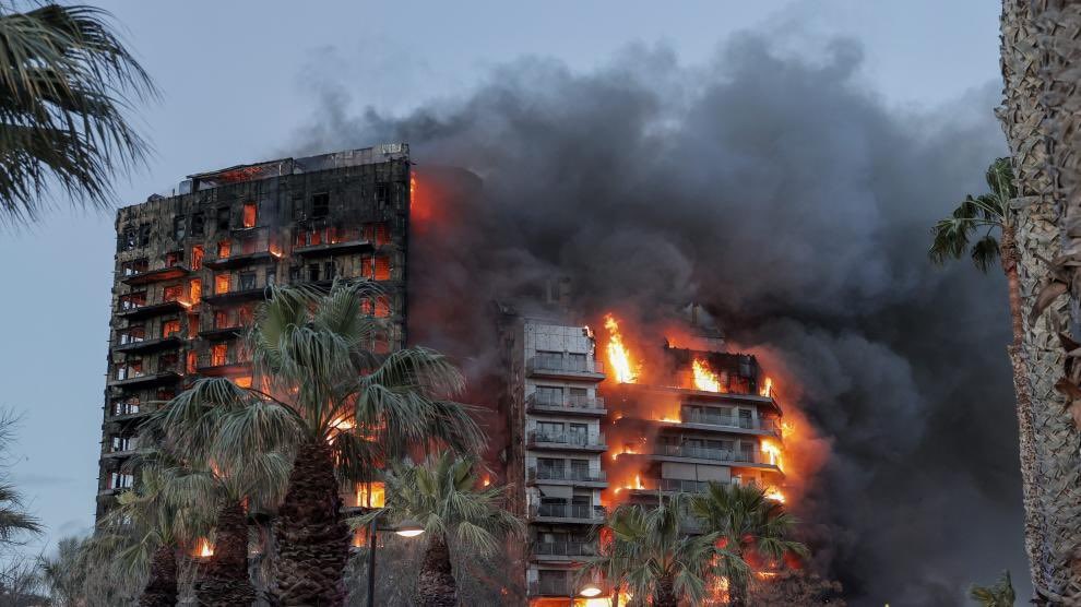 El incendio total de un edificio compuesto de varias viviendas ubicado en la ciudad de Valencia, tiene en luto a toda España.