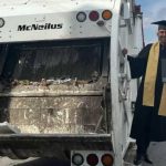 Un joven mexicano, quien trabaja en la recolección de basura de su ciudad se graduó como abogado profesional de la República.