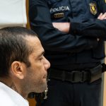 Condenan a cuatro años y medio de cárcel a Dani Alves por agresión sexual