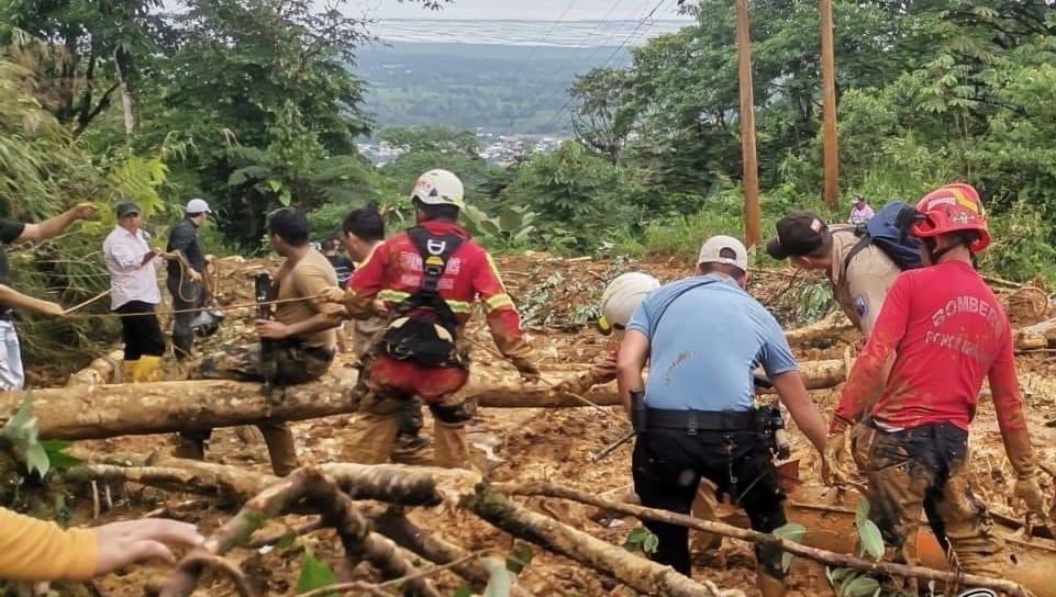 Deslizamientos en Camilo Ponce Enríquez, Azuay, dejan un fallecido