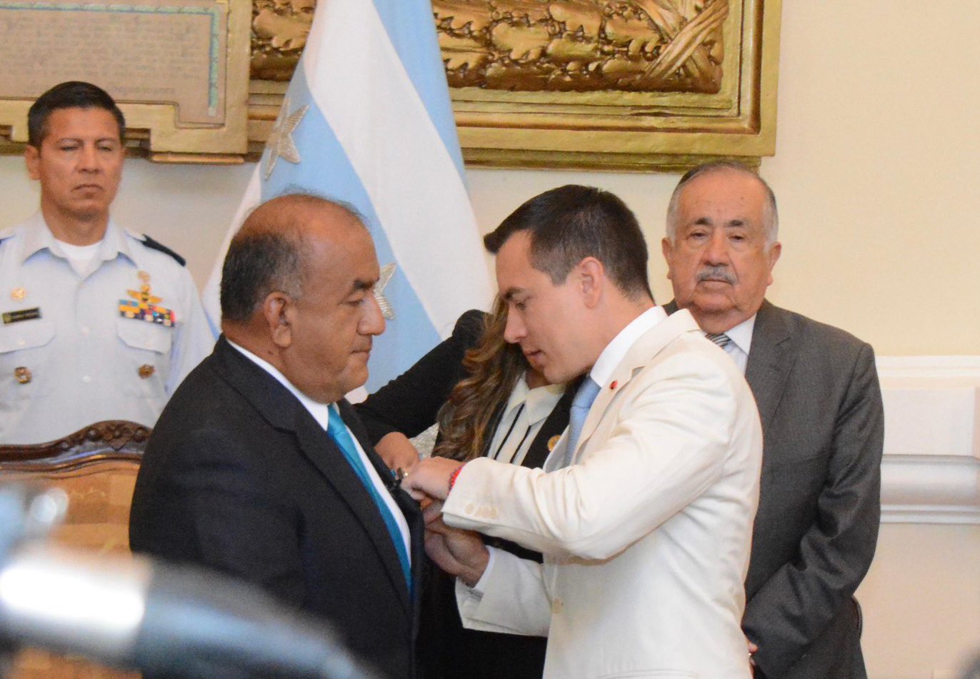 El Presidente Daniel Noboa entregó condecoración al periodista José Delgado