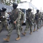 Varios militares se accidentaron la madrugada de este lunes 26 de febrero del 2024 en el centro de Guayaquil.
