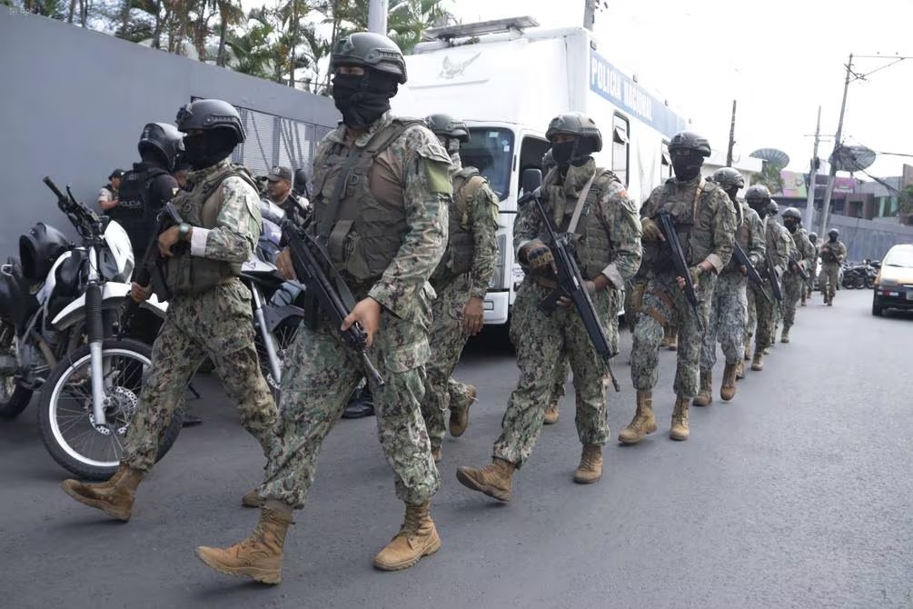 Varios militares se accidentaron la madrugada de este lunes 26 de febrero del 2024 en el centro de Guayaquil.