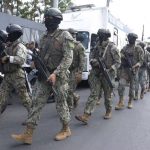 Los militares continuarán a cargo de las cárceles y seguirán en las calles una vez que se termine el estado de excepción en el país.