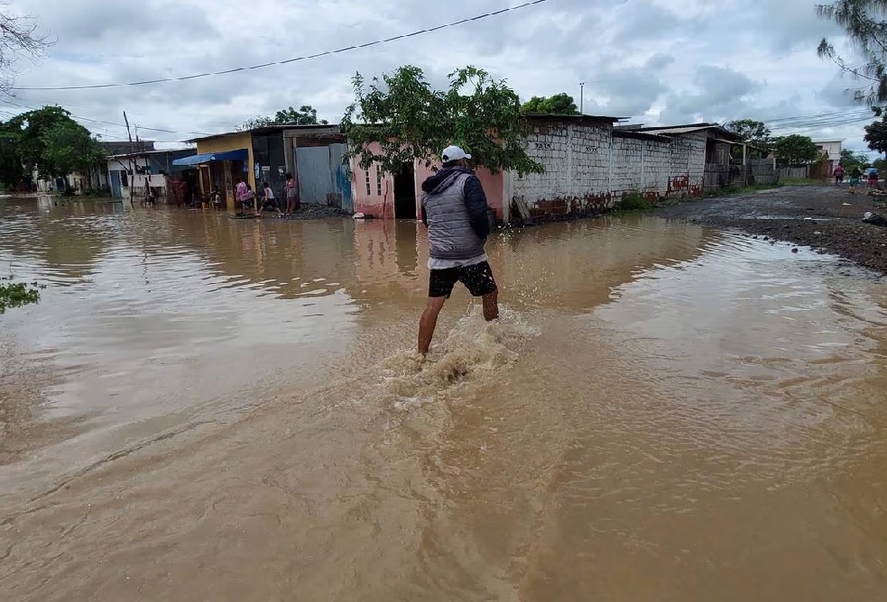 El cantón Puerto López se convirtió en el tercero, de la provincia de Manabí, en declararse en emergencia por las lluvias.