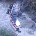 Un tráiler que salió desde Manta hacia Zamora se salió de la vía y tras caer aproximadamente 40 metros fue a parar a un río.