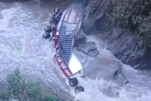 Un tráiler que salió desde Manta hacia Zamora se salió de la vía y tras caer aproximadamente 40 metros fue a parar a un río.