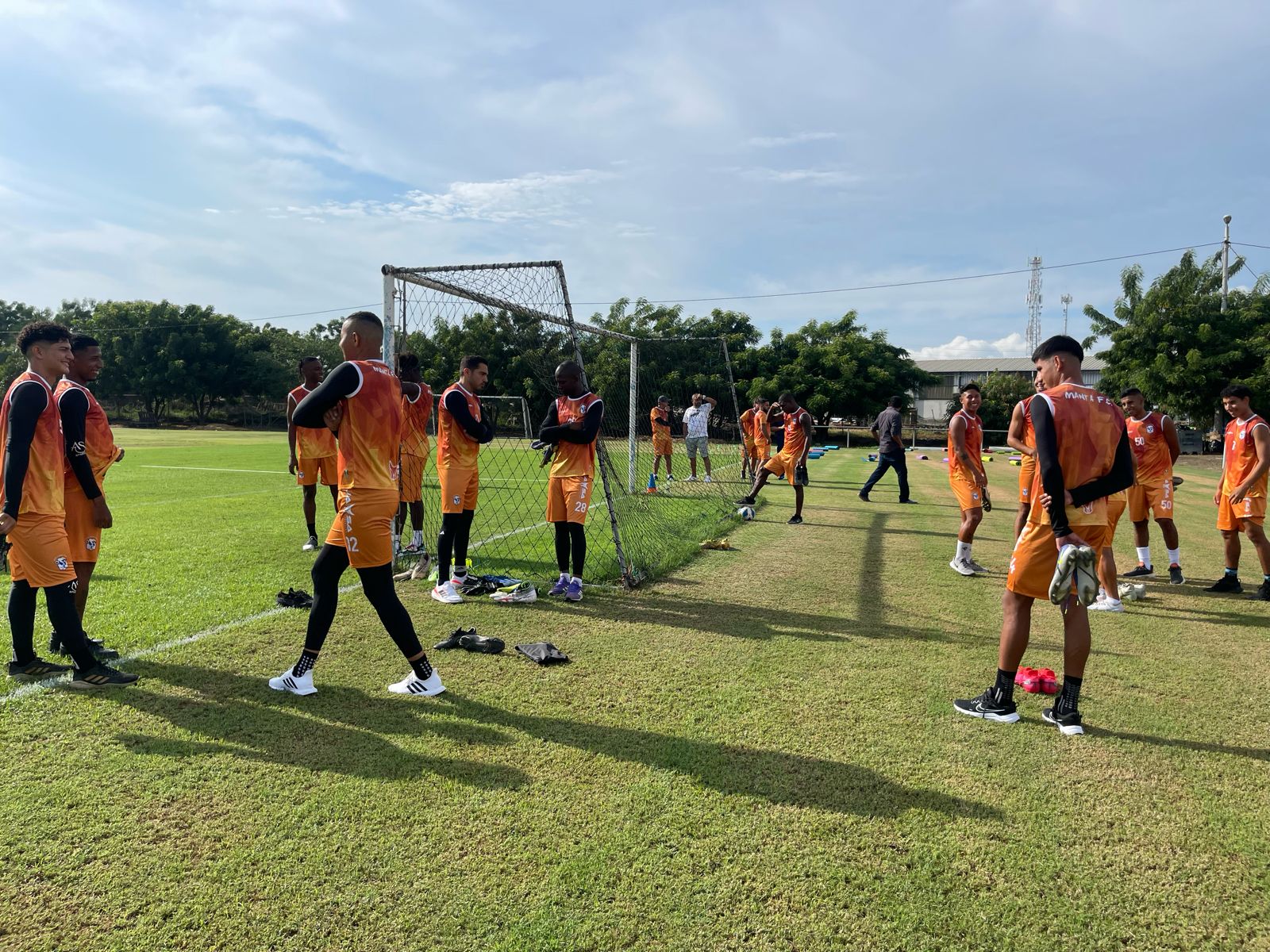 Ya lo hizo como jugador y ahora quiere repetir el sueño como entrenador. El Manta FC., al mando de Efrén Mera inició su pretemporada.