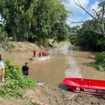 Bomberos de tres cantones; Manta, Portoviejo y Santa Ana se unieron para buscar a un menor de edad desaparecido.