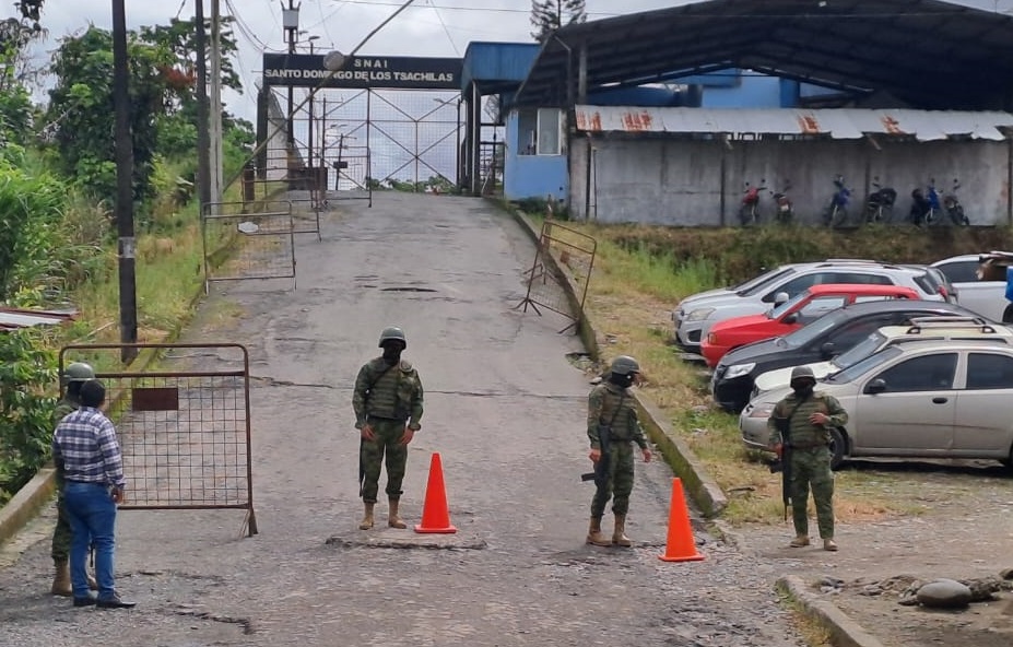 Familiares de un reo, de la cárcel de Santo Domingo, no creen que haya muerto por problemas cardíacos como se les informó.