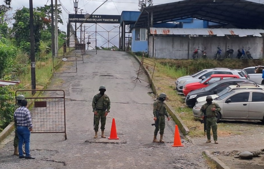 Familiares de un reo, de la cárcel de Santo Domingo, no creen que haya muerto por problemas cardíacos como se les informó.