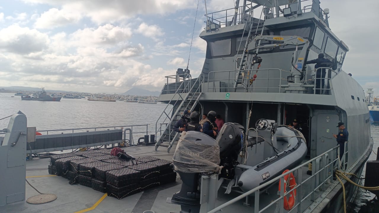 Dos hombres navegaban a bordo de una lancha de fibra frente a las costas de Manta cuando fueron detenidos.