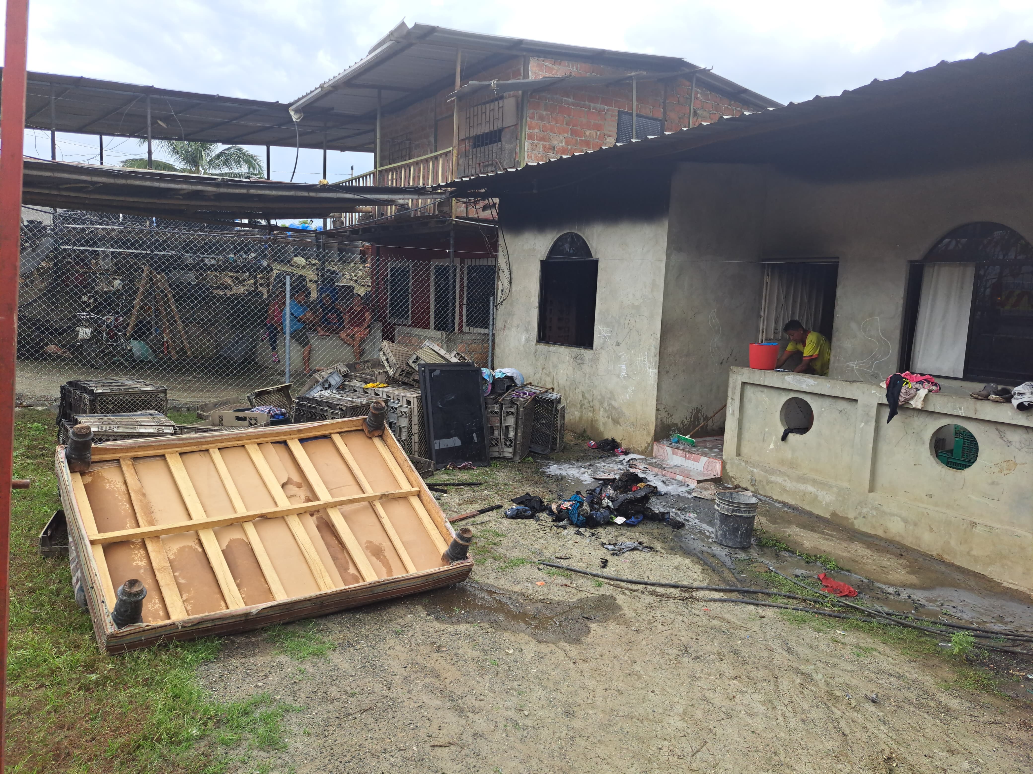 Un incendio afectó a una vivienda en el sitio El Limón, en la vía Portoviejo-Crucita, en la provincia de Manabí.