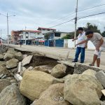 Debido a un fuerte aguaje, varios puntos del malecón de la parroquia Crucita, de Portoviejo, se han visto afectados.