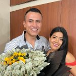 La influencer Meliza Yumisaca le regaló un ramo de billetes a su novio