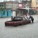 Una intensa lluvia se registra la mañana de este martes 20 de febrero del 2024 en la ciudad de Manta, sur de Manabí.