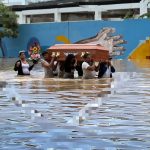 El hospital Napoelón Dávila de Chone entró en emergencia tras la acumulación de agua producto de las últimas lluvias.