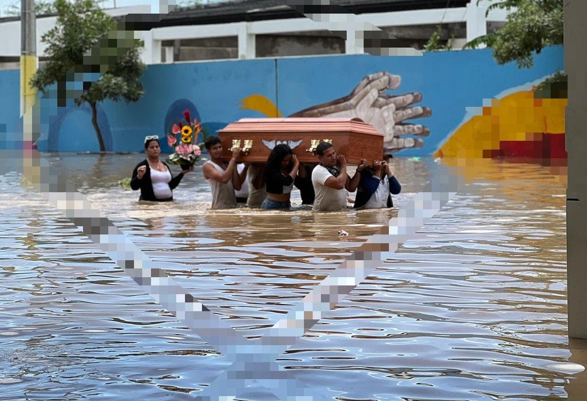El hospital Napoelón Dávila de Chone entró en emergencia tras la acumulación de agua producto de las últimas lluvias.