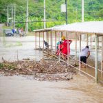 Una familia evacuada e inundaciones deja la crecida del río Portoviejo