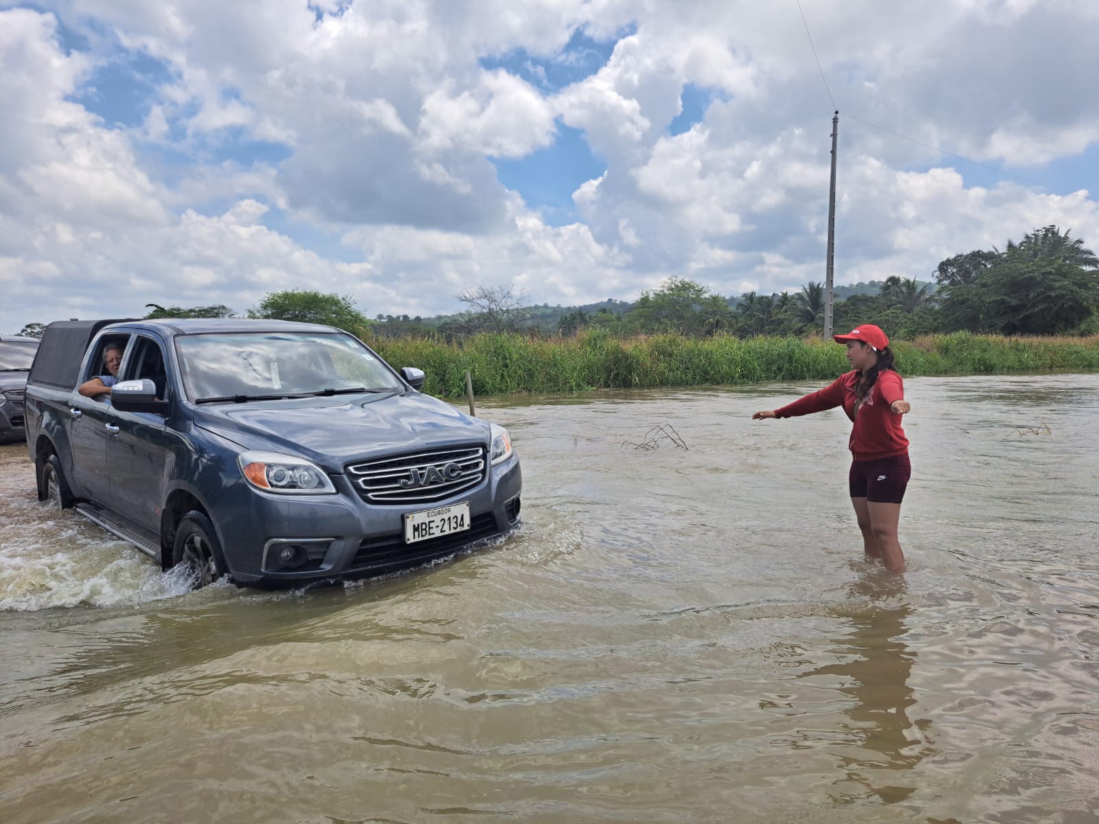 Inundaciones en Rocafuerte: El tránsito vehicular, colapsado en las vías de ingreso al cantón