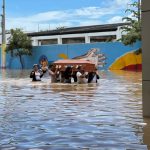 En medio de las inundaciones que se presentan en Chone, provincia de Manabí, por las fuertes lluvias, se realizaron tres sepelios.