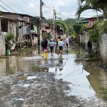 Baja el nivel del agua en Chone tras inundaciones