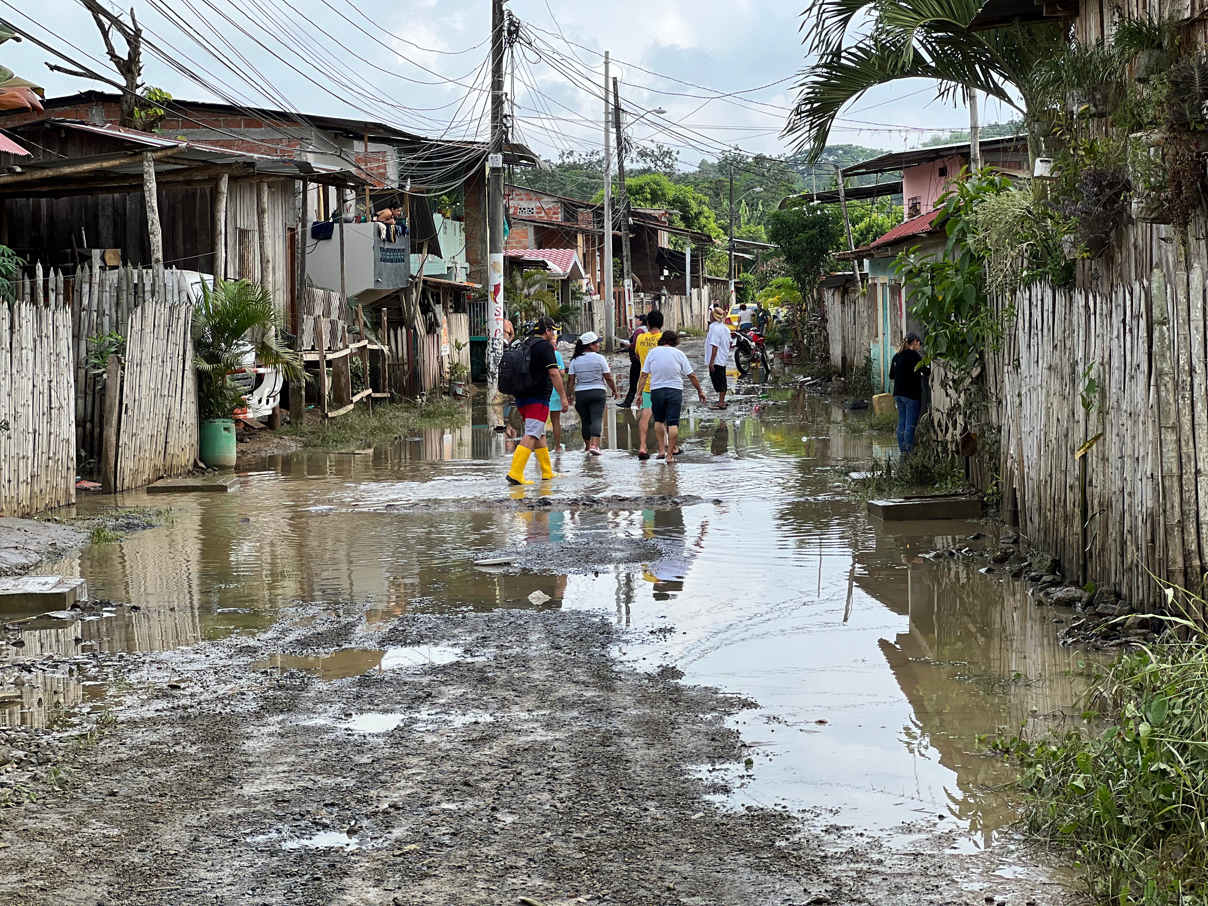 Baja el nivel del agua en Chone tras inundaciones