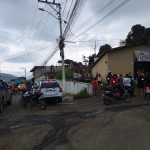 A un hombre lo asesinaron de varios disparos mientras se bañaba en una piscina junto a otras dos personas.