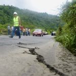 Un hundimiento junto al puente sobre el río Lelia, obligó a cerrar la circulación vehicular en la vía Alóag-Santo Domingo.