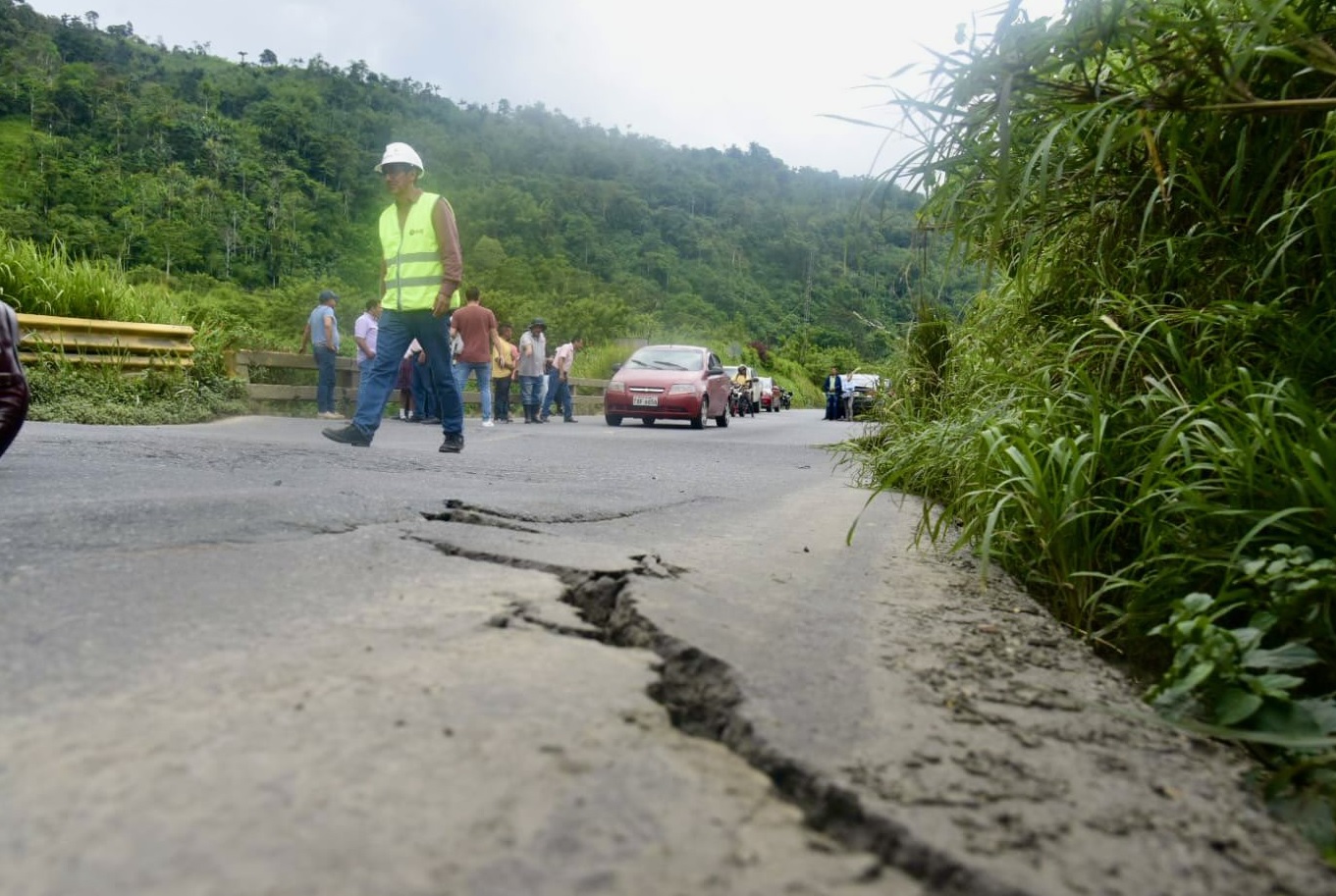 Un hundimiento junto al puente sobre el río Lelia, obligó a cerrar la circulación vehicular en la vía Alóag-Santo Domingo.